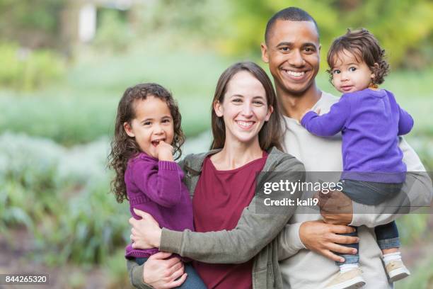 young race familie mit zwei kleinen mädchen gemischt - person gemischter abstammung stock-fotos und bilder