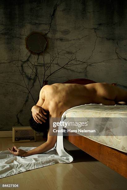 a young man gently falling down from his bed - bedroom radio photos et images de collection