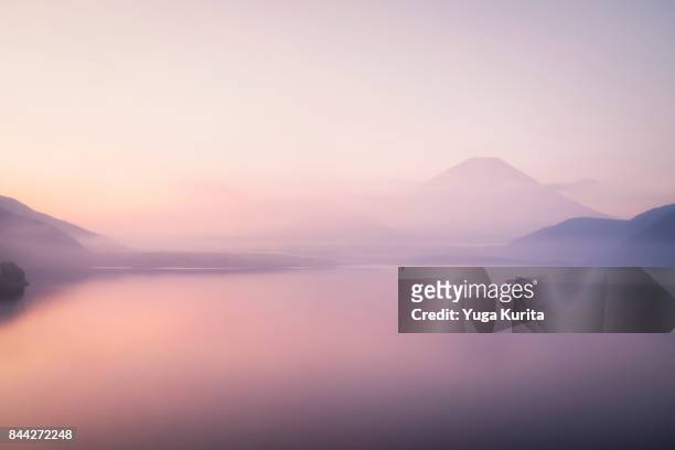 mt. fuji over a foggy lake - tranquility stock-fotos und bilder