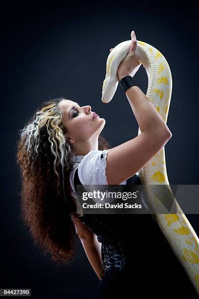 Female Snake Handler Women With Snakes Fotografías e imágenes de stock - Getty Images