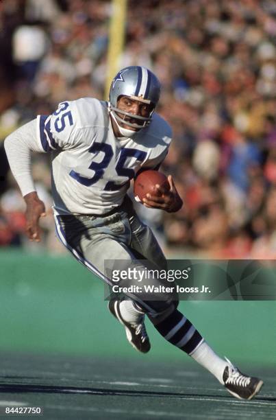 Super Bowl VI: Dallas Cowboys Calvin Hill in action, rushing vs Miami Dolphins. New Orleans, LA 1/16/1972 CREDIT: Walter Iooss Jr.