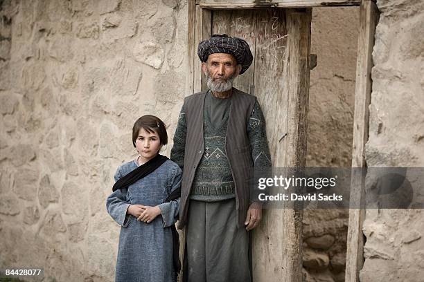 grandfather and granddaughter - afghanistan photos et images de collection