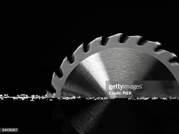 circular saw cutting material - sierra circular fotografías e imágenes de stock