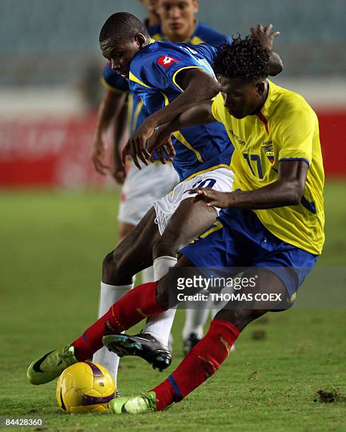 Colombia's midfielder Segundo Victor Ibarbo vies for the ball with Ecuador's Yilmar Zamora during their U-20 South American Championship football...