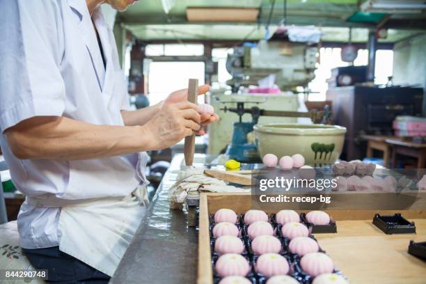 süße japanische meister - japanese sweet stock-fotos und bilder