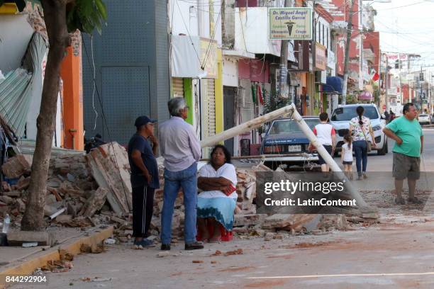 People observe the damages after a 8.0-magnitude earthquake hit Mexico through the southern coast of Oaxaca on September 08, 2017 in Juchitan,...