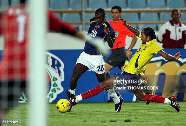 Colombia's midfielder Segundo Victor Ibarbo vies for the ball with Ecuador's defender Deison Mendez Rosero during their U-20 South American...