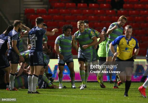 Chris Harris of Newcastle Falcons celebrates with team mates after they are awarded a penalty try to win the match during the Aviva Premiership match...