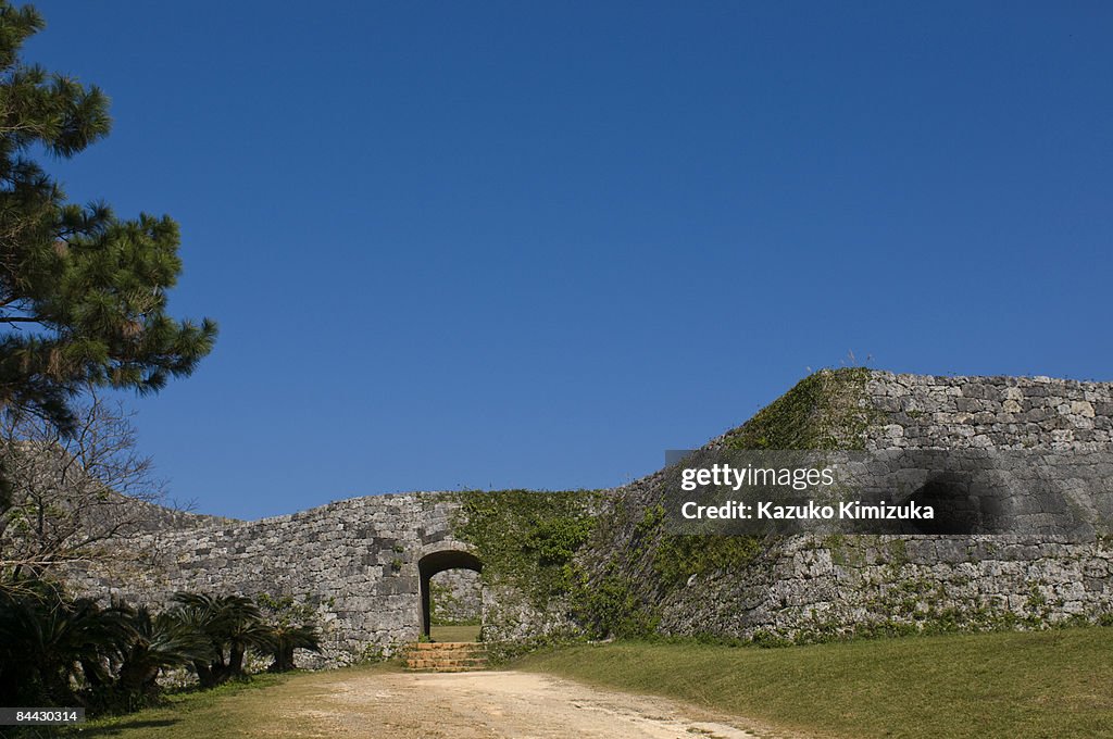 An arch n castle wall