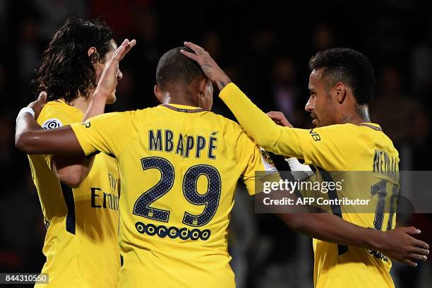 Paris Saint-Germain's Uruguayan forward Edinson Cavani , Paris Saint-Germain's French forward Kylian Mbappe and Paris Saint-Germain's Brazilian...