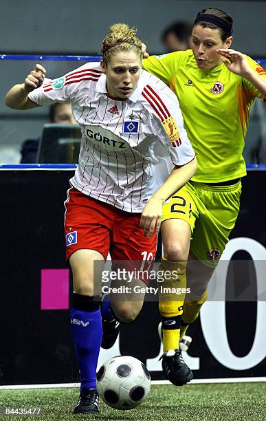 Kim Kulig of Hamburger SV in action against Isabell Bachor of SC 07 Bad Neuenahr during the semi final of the T-Home DFB Indoor Cup at the...