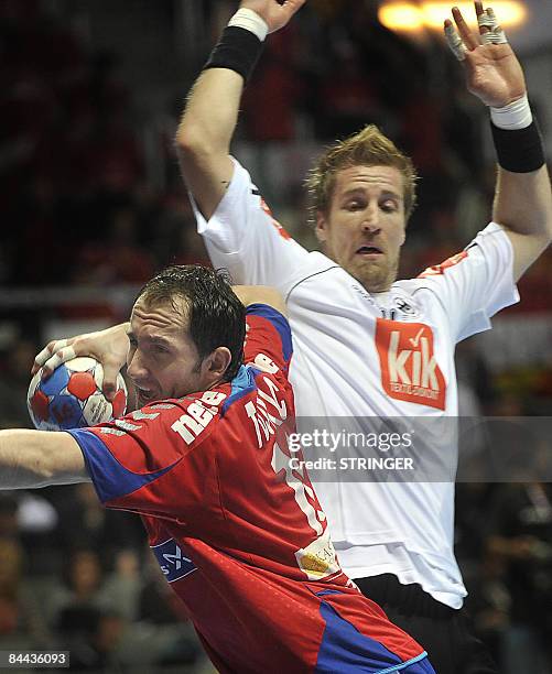 Alem Toskic of Serbia vies with Oliver Roggisch of Germany during their World Handball Championship match in Zadar on January 24, 2009. AFP...