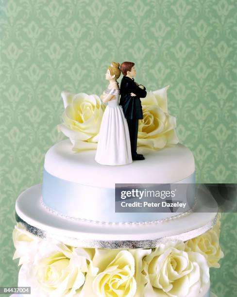 wedding cake with couple having argument - divorce stock pictures, royalty-free photos & images