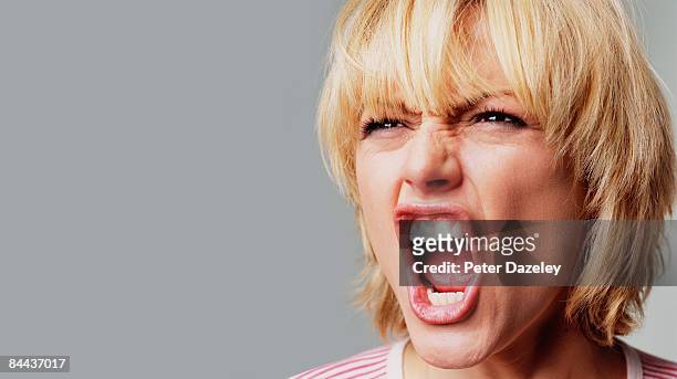 angry young woman - screaming fotografías e imágenes de stock