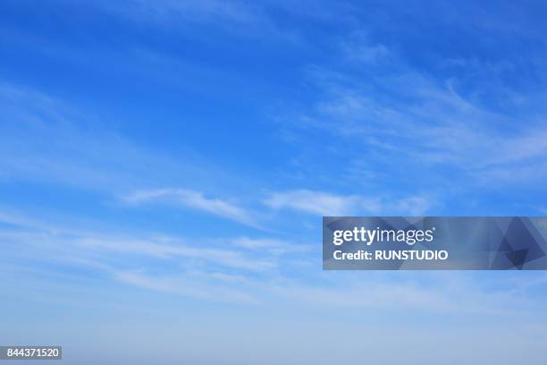 blue sky with clouds - ciel bleu photos et images de collection