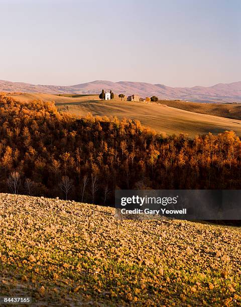 church on a hill at sunset. - capella di vitaleta fotografías e imágenes de stock