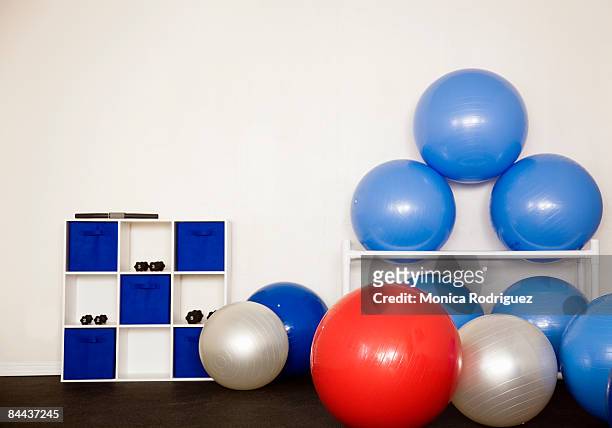 physical therapy room - pilates ball man stock-fotos und bilder