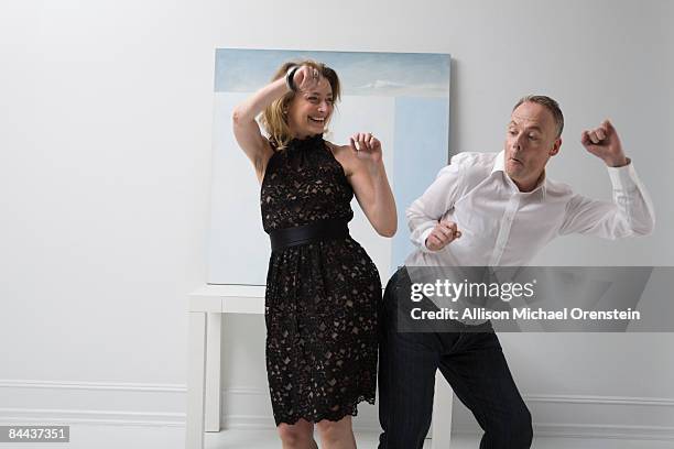 couple dancing in living room - photograph 51 play stockfoto's en -beelden