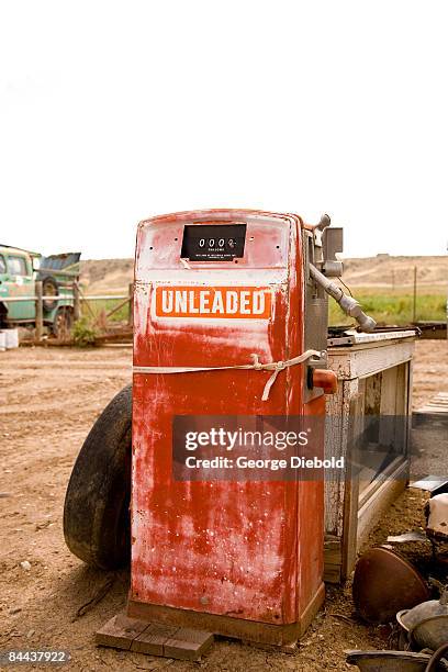 gas pump abandoned in yard - montrose stock-fotos und bilder