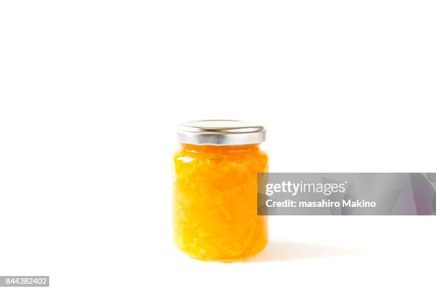 jar of orange marmalade jam - marmeladenglas stock-fotos und bilder