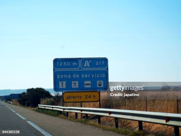 24-hour service zone information traffic signal - locais geográficos imagens e fotografias de stock