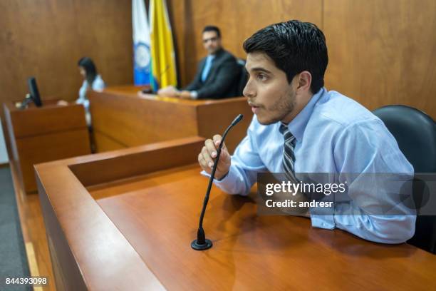 witness addressing the courtroom in a trial - testemunha imagens e fotografias de stock