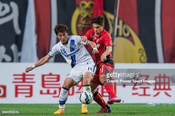 Gamba Osaka defender Yonekura Koki fights for the ball with FC Seoul Midfielder Molina Uribe during the 2015 AFC Champions League Round of 16 1st Leg...