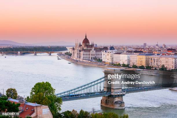 budapest, ungarische parlament im sonnenuntergang - donau stock-fotos und bilder