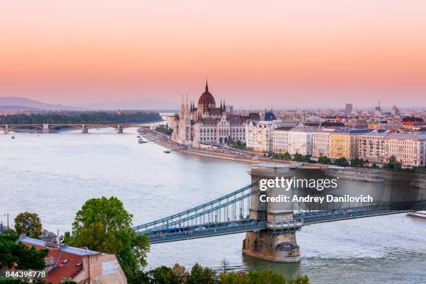 budapest, le parlement hongrois au coucher du soleil - budapest photos et images de collection