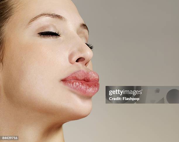 woman with big lips pouting - kiss lips - fotografias e filmes do acervo