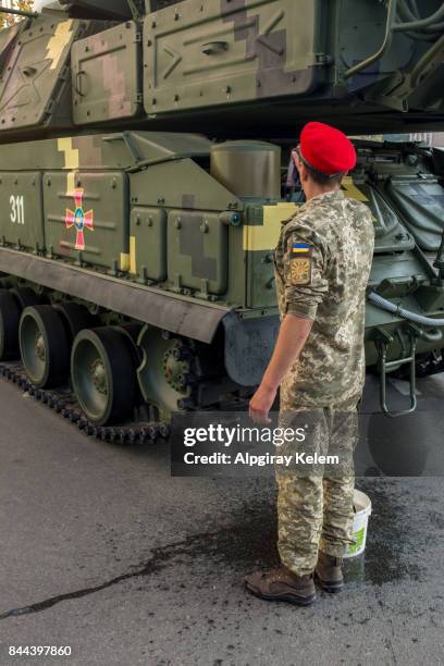 ukrainische soldaten gepanzerte reinigungsbehälter - independence parade rehearsal in kiev stock-fotos und bilder