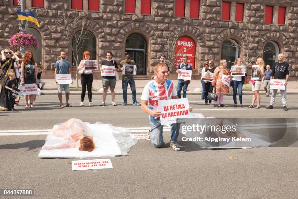 veganistisch vegetarisch vlees is gelijk aan de doden protest in kiev - cooking demo stockfoto's en -beelden