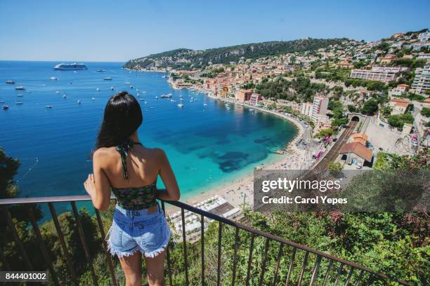 rear view young woman looking the beautiful beach in nice, frabce - alpes maritimes - fotografias e filmes do acervo