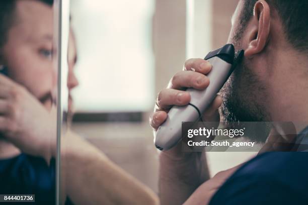 uso di rasoio elettrico per barba - shaving foto e immagini stock