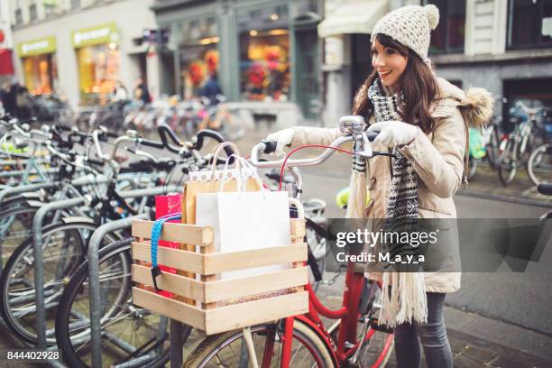 vita in città in inverno - national day of belgium 2016 foto e immagini stock