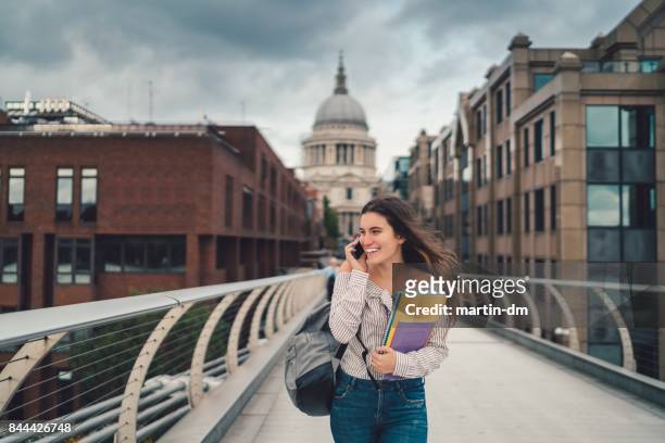 gelukkig college student in londen met behulp van de telefoon - roman bridge stockfoto's en -beelden