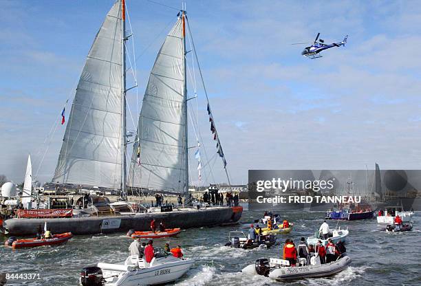 Tara-Océans: la nouvelle aventure du voilier polaire". - Photo du voilier polaire Tara arrivant dans le port de Lorient entouré de bateaux, le 23...