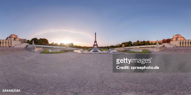 360° panoramic view of the eiffel tower, paris - 360 fotografías e imágenes de stock