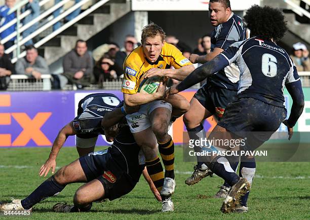 London's centre Dominic Waldouck breaks away from Castres players during the European "H Cup" rugby union match Castres vs London Wasps on December...