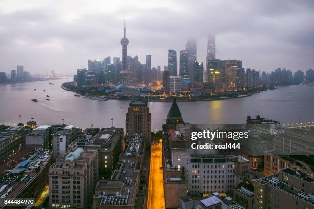 blick bei nacht auf die skyline von pudong neu bereich, shanghai - bund uferpromenade stock-fotos und bilder