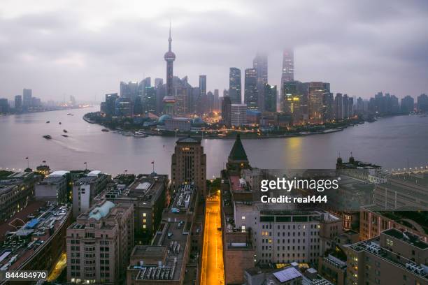 vista del horizonte por la noche en la nueva área de pudong de shanghai - the bund fotografías e imágenes de stock