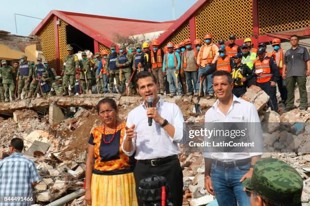 Enrique Peña Nieto , President of Mexico next to Gloria Sánchez Lopez , Municipal President of Juchitan talk to affected people in Juchitan after a...