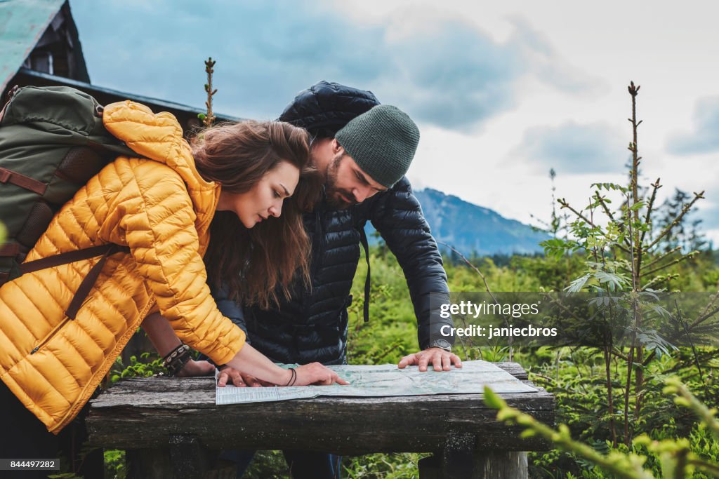 Junges Paar, die Planung ihrer Reise mit Karte