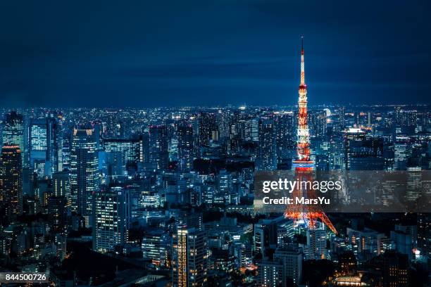 skyline di tokyo di notte - torre di tokyo foto e immagini stock