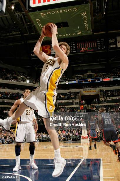 Troy Murphy of the Indiana Pacers rounds against the Charlotte Bobcats at Conseco Fieldhouse on January 25, 2009 in Indianapolis, Indiana. The Pacers...