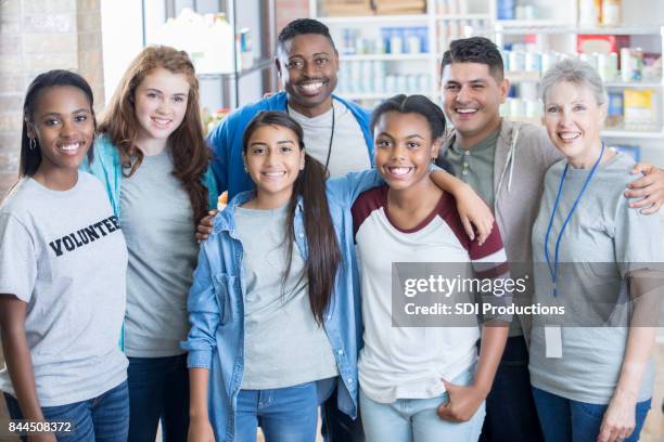 gruppe von diversen lebensmitteln bank freiwilligen - father and children volunteering stock-fotos und bilder