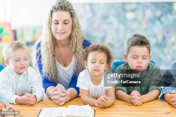 praying in sunday school - sunday school stock pictures, royalty-free photos & images