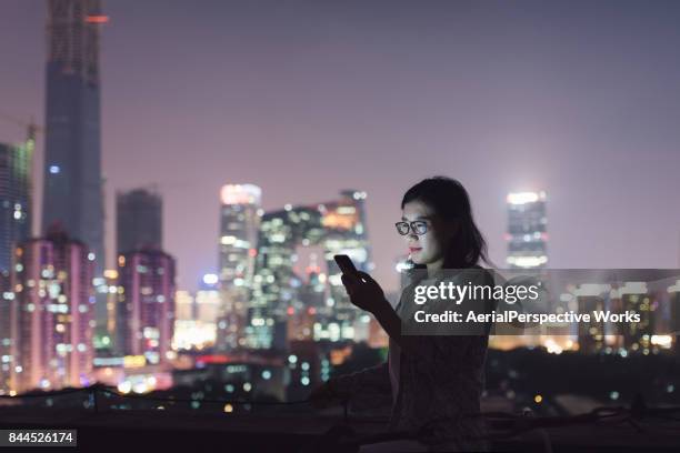 soziale verbindung in der nacht - china cityscape stock-fotos und bilder