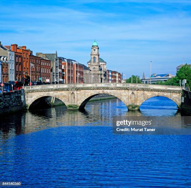 mellow's bridge and tower of st. paul's church - dublin skyline stock-fotos und bilder