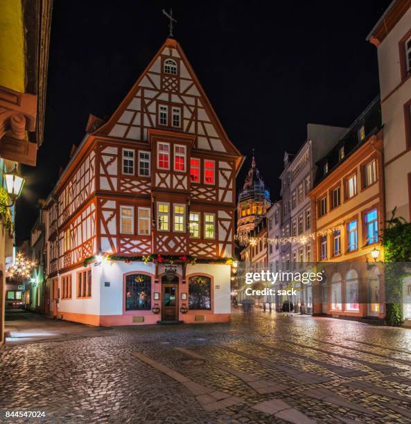 streets of historic mainz during christmas season - mainz germany stock pictures, royalty-free photos & images